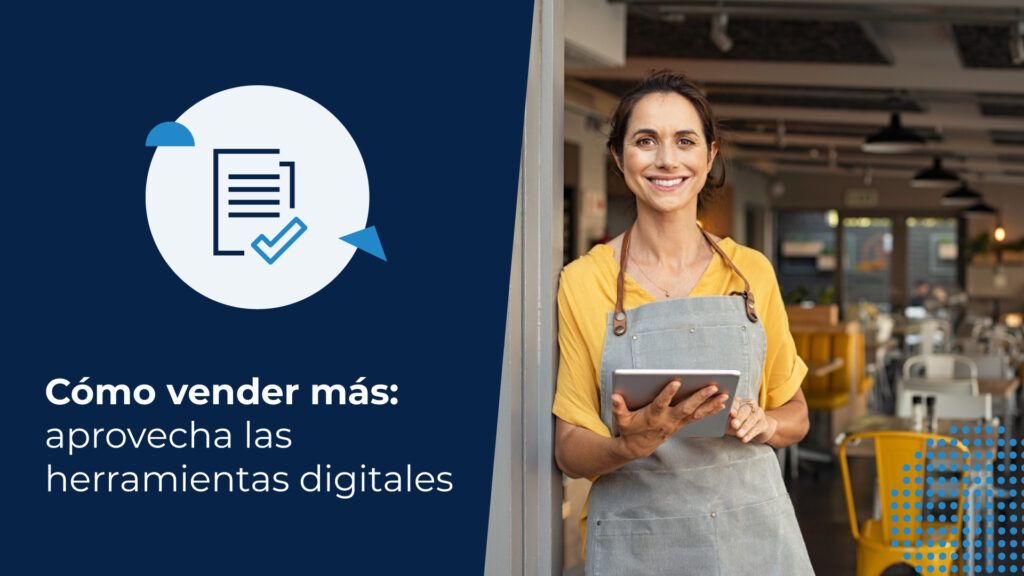 Una mujer sonríe frente a su negocio y sostiene una tableta electrónica porque aprendió cómo vender más con la tecnología.