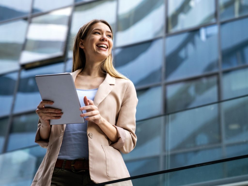 Mujer de negocios satisfecha por el uso de su firma electrónica simple.