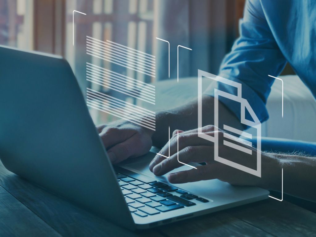 Una persona usa un computador del que surgen imágenes de documentos representando el proceso de cómo instalar un certificado digital.