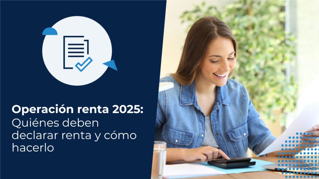 Una mujer sonríe porque realiza cómodamente la operación renta 2025 desde su computador, además sostiene un documento en una mano y utiliza una calculadora con la otra.