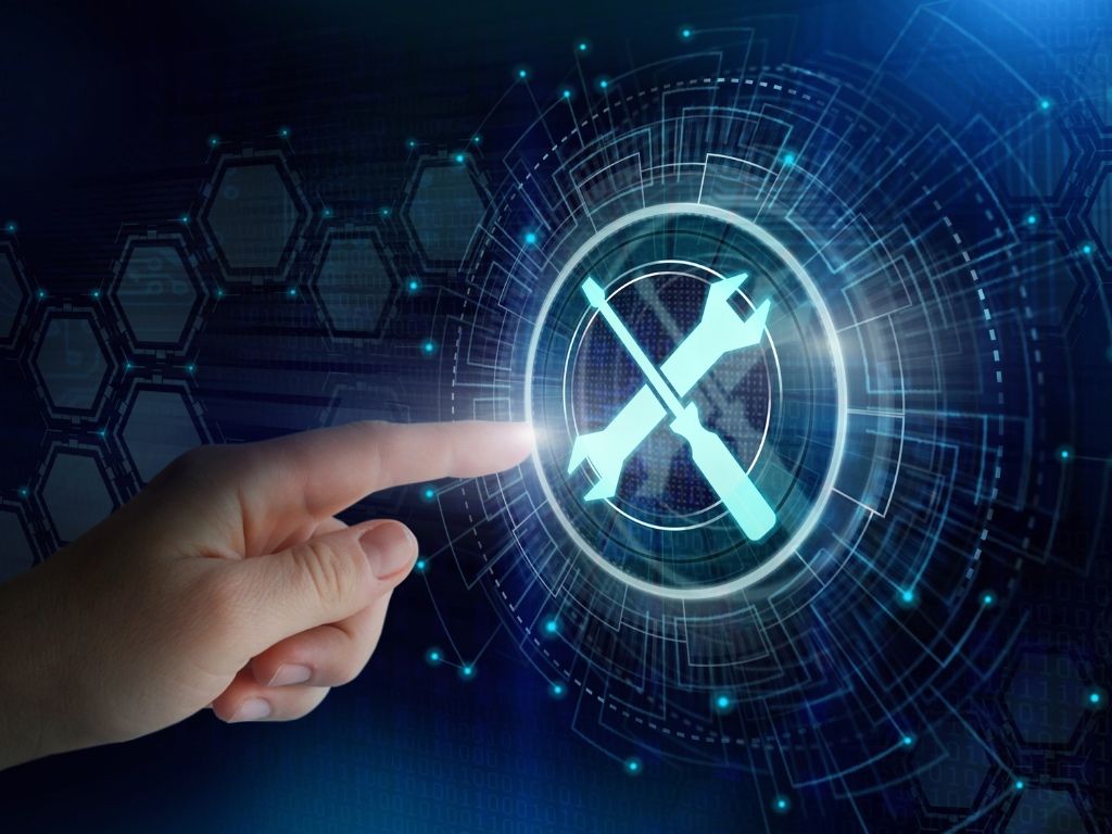 Una mano simula presionar un elemento gráfico flotando en el aire de una llave inglesa y destornillador representando la asistencia técnica del Soporte Acepta.