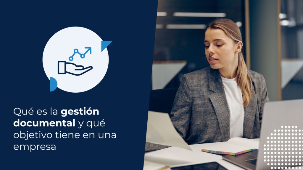 Mujer de negocios trabajando en la gestión documental de la empresa.