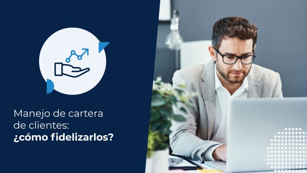 Abogado buscando en su computador sobre el manejo de cartera de clientes.