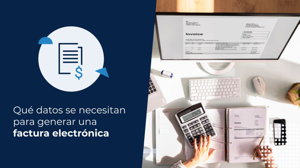 Una persona se encuentra en su escritorio, junto a su agenda, computador, monitor y calculadora. Está buscando qué datos se necesitan para una factura.