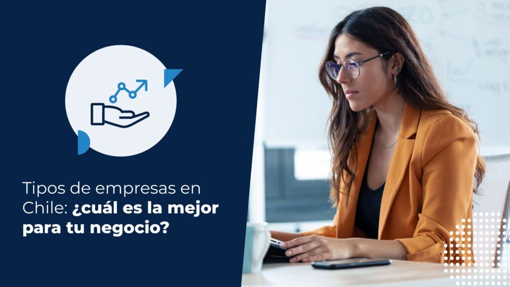 Mujer buscando en su computador cómo crear su propia empresa. Busca en internet los tipos de empresas en Chile.