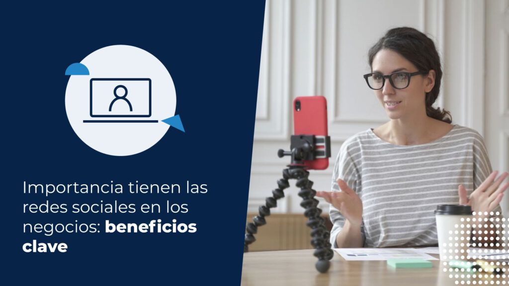 Mujer al tanto de la importancia de las redes sociales en los negocios. Usando su celular para grabar un video que luego subirá a su Instagram.