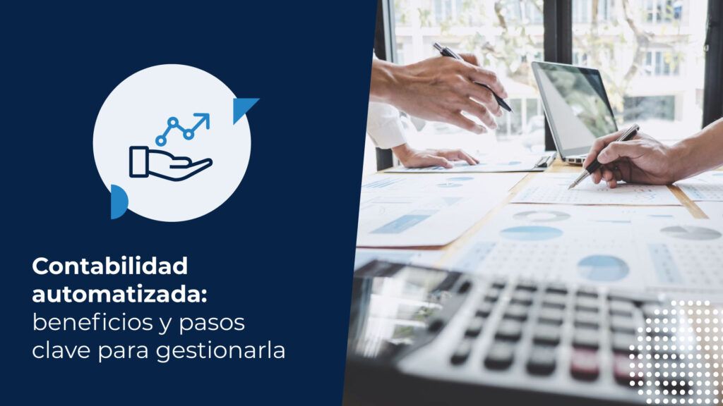 Dos personas de negocios están sentadas en un escritorio, analizando documentos con gráficos y un computador. Se encuentran trabajando en la contabilidad automatizada de su empresa.