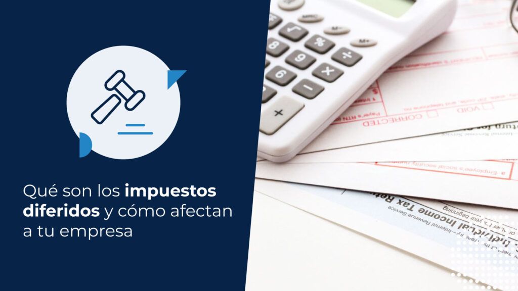 Fotografía en primer plano de una pila de formularios de impuestos. Hay una calculadora y unas gafas, lo que sugiere el proceso de preparación de la declaración de la renta. La imagen está relacionada con la comprensión de qué son los impuestos diferidos en Chile.