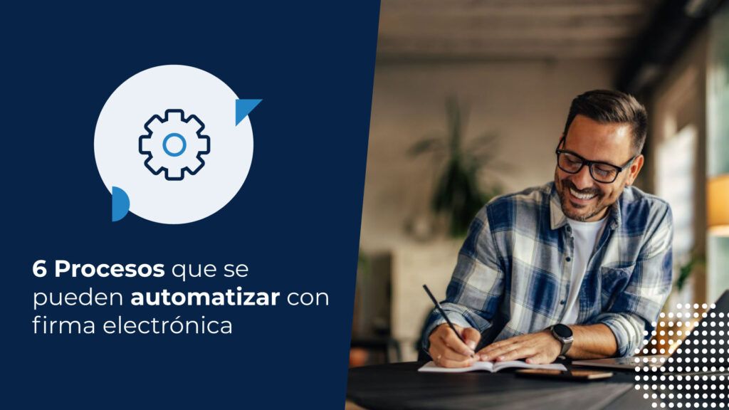 Hombre sonriente trabajando en su computador. Está anotando qué procesos se pueden automatizar con firma electrónica.
